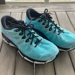 AeroHug Tennis Shoes